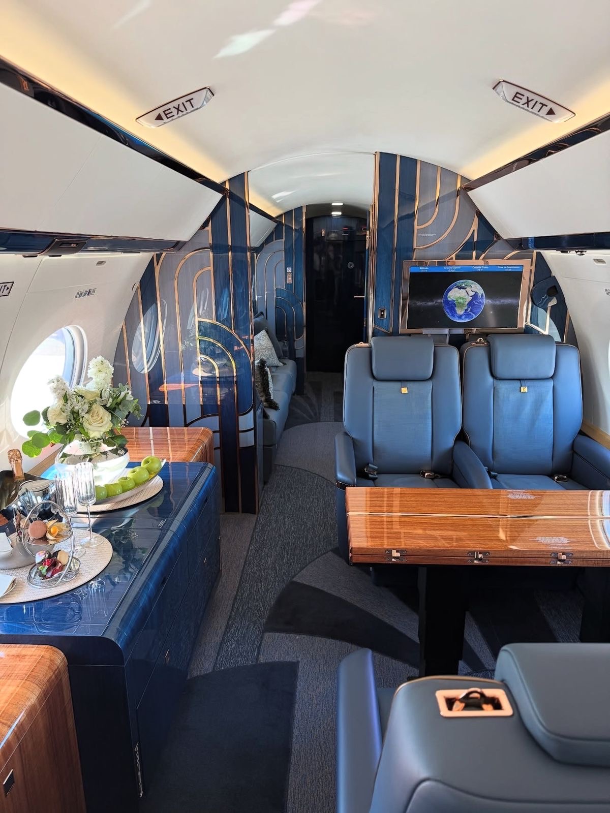 Business-Jet-Kabine mit Sitzgruppe und Galley, illustrativ