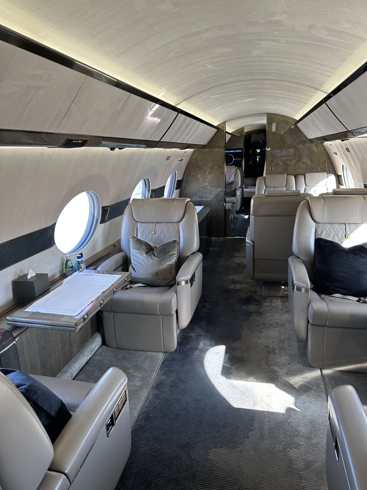 Helle Business-Jet-Kabine mit Ledersitzen und Tisch, illustrativ