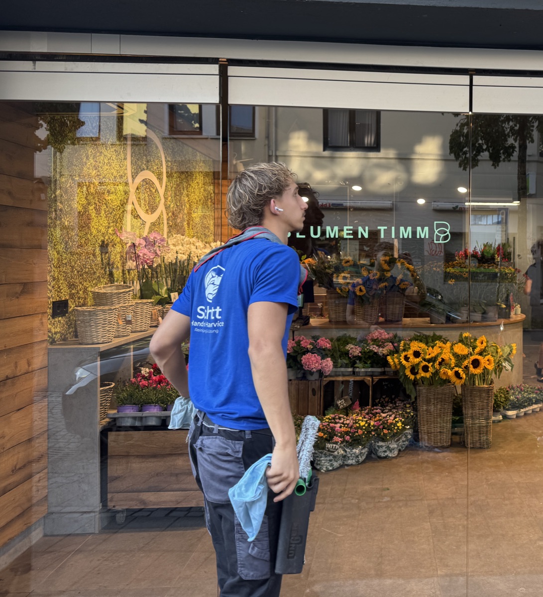 Elia Schütt, Gründer von Schütt Hand in Hand Service, bei der Schaufensterreinigung in Bremen