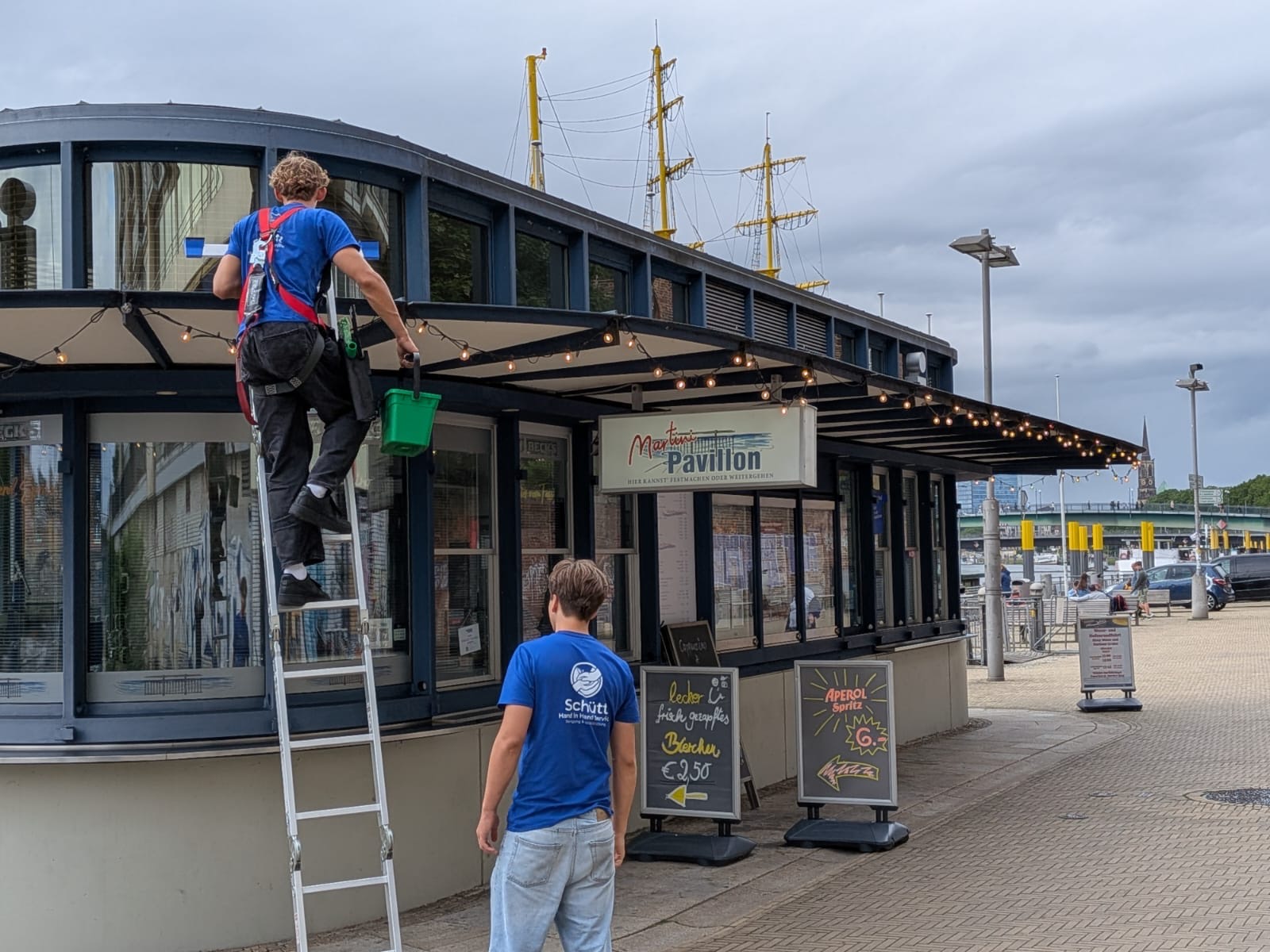 Team von Schütt Hand in Hand bei der Glasreinigung am Martini Pavillon in Bremen