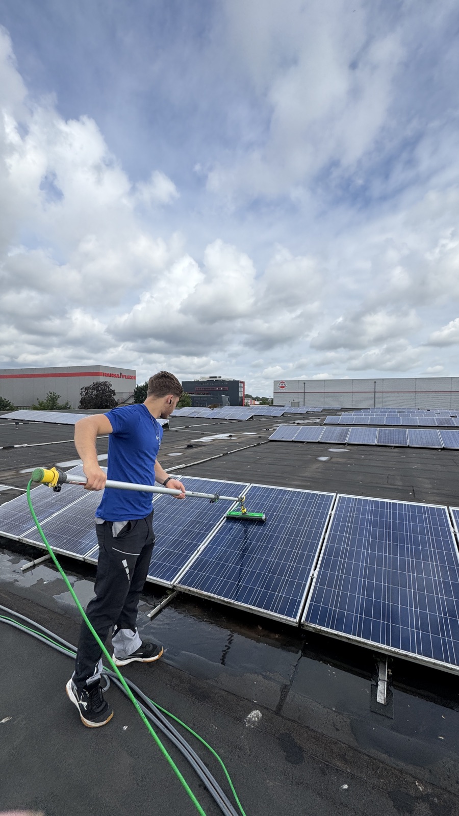 Reinigung einer großen Photovoltaik-Anlage auf einem Gewerbedach in Bremen
